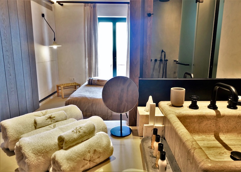 Bathroom of a Superior Room in Branco Mykonos