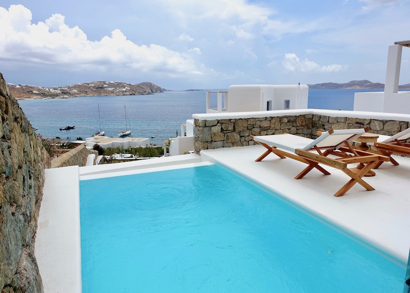 The pool and terrace of a Superior Suite at Katikies Mykonos