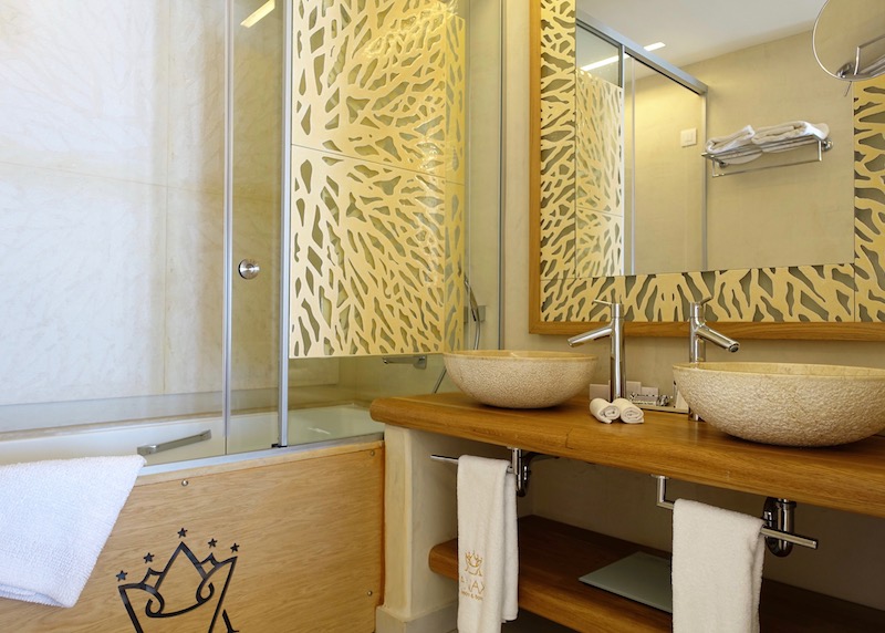 Bathroom of a Exclusive Suite with Private Pool