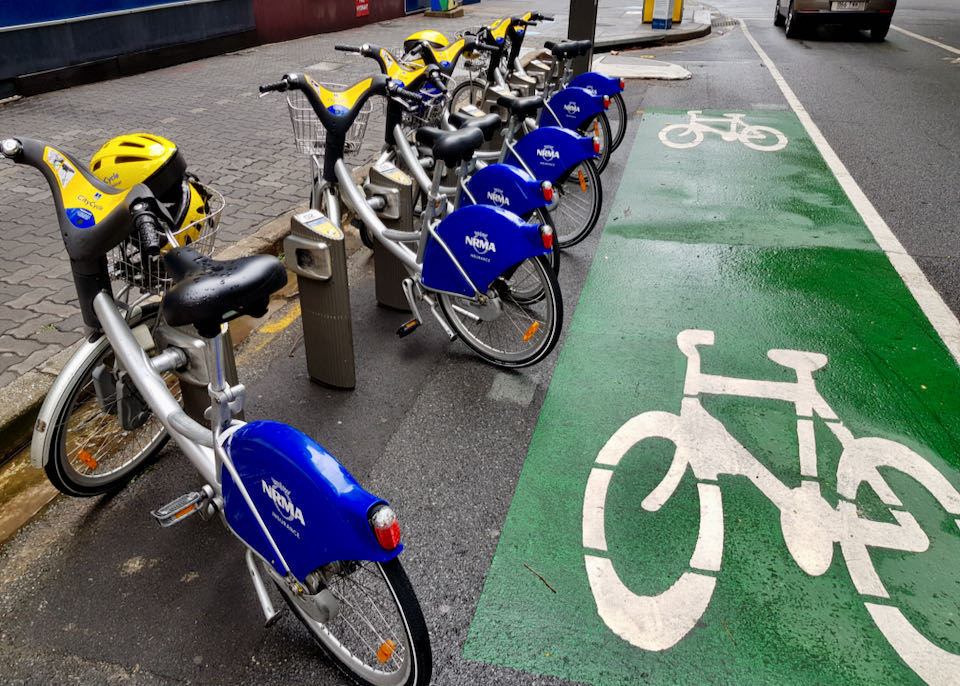 Bicycles can be rented nearby.