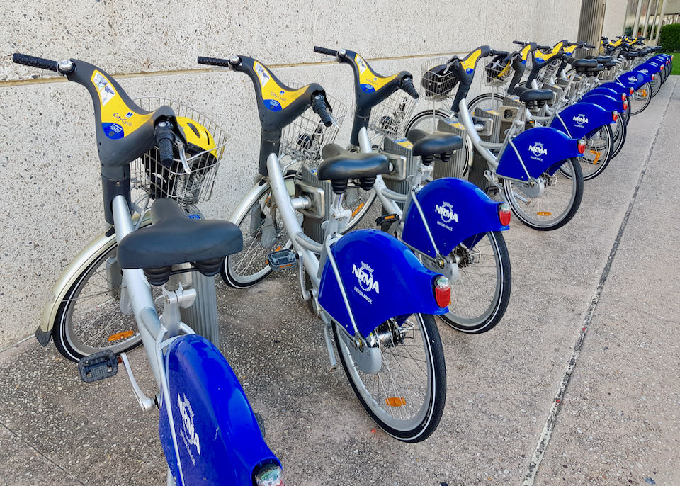 Bicycles can be rented nearby.