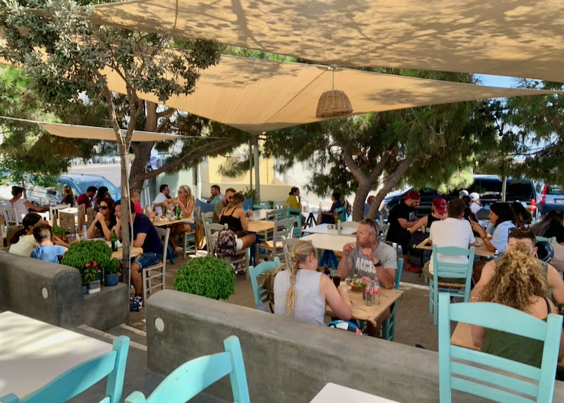 Outdoor seating in Savvas Popeye restaurant in Agios Georgios