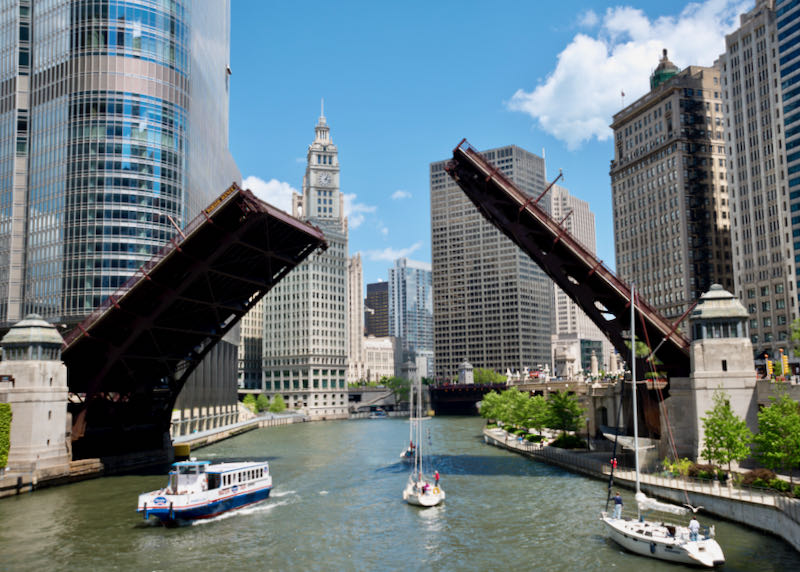 Boat tour for families of Chicago River.