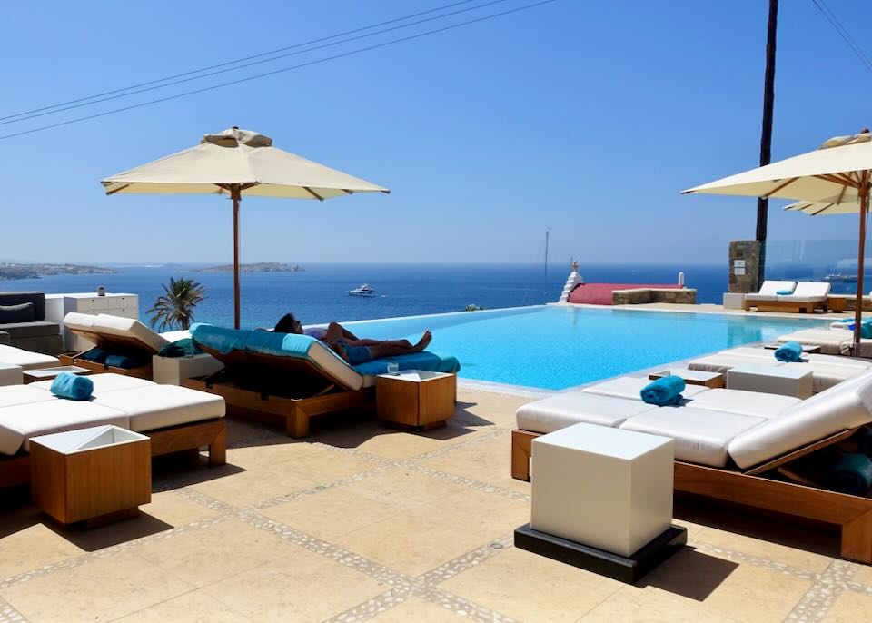 Review of Bill & Coo Suites and Lounge in Mykonos, Greece.