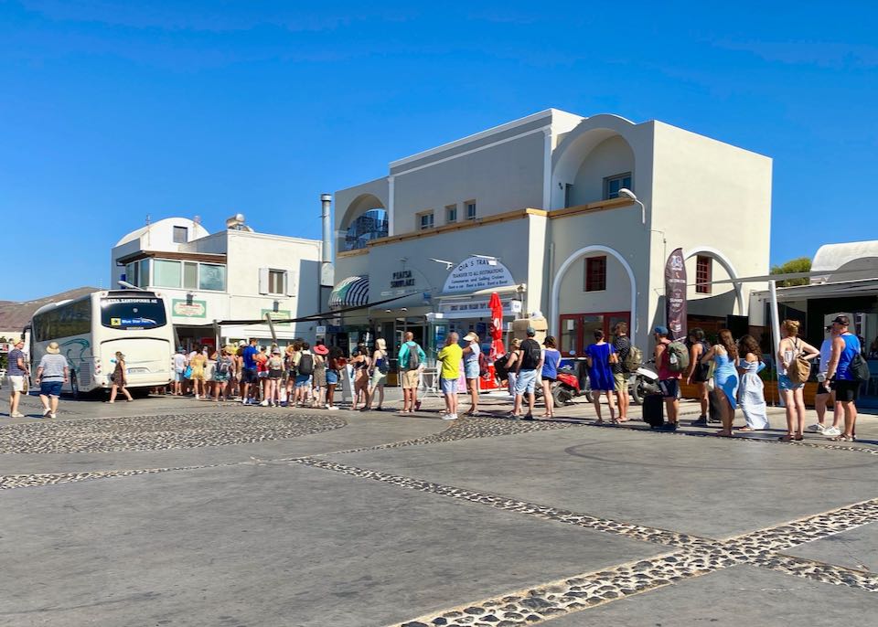 Line for buses in Oia.