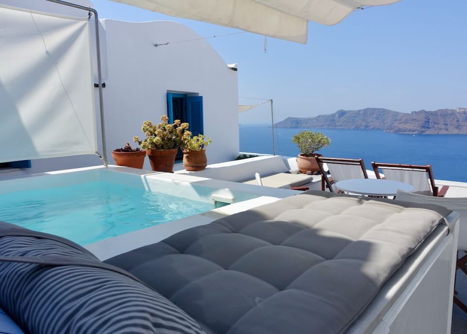 Review of Gabbiano Apartments in Oia, Santorini.