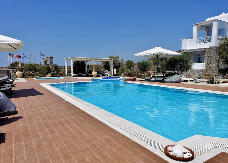Pool with attached jacuzzi at Miland Suites in Milos