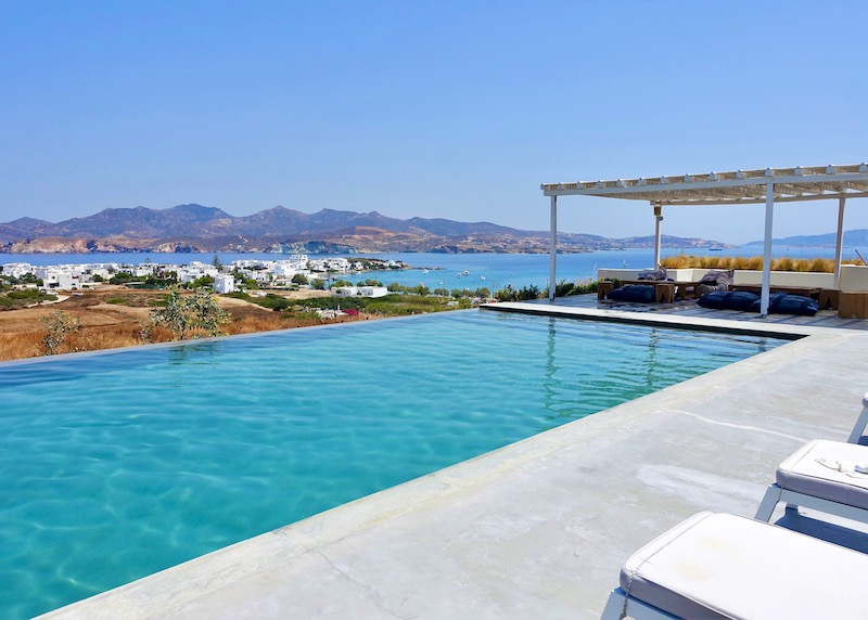 Infinity pool and view from Milos Breeze in Pollonia