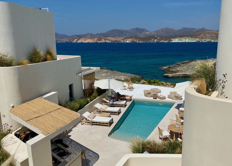 Pool and sea at White Pebble Suites in Milos