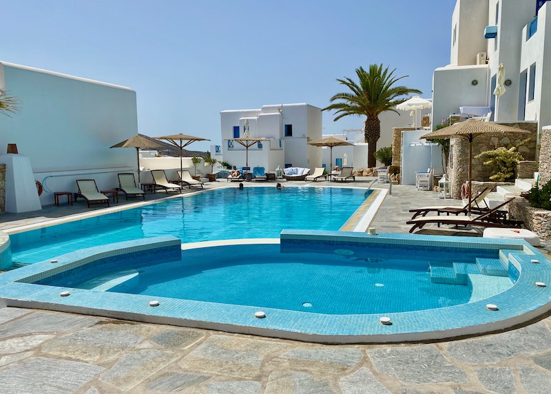 The pool and attached jacuzzi at Folegandros Apartments in Chora