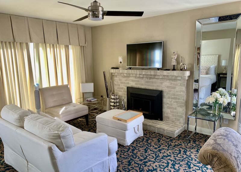 Living room of Magnolia Suite