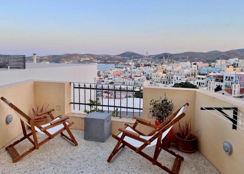 4-star honeymoon hotel with view in Syros.