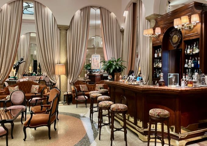 Historic hotel with good bar in Milan.