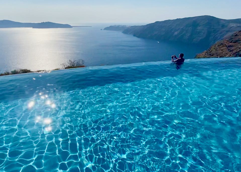 5-star hotel with caldera view and infinity pool in Santorini.