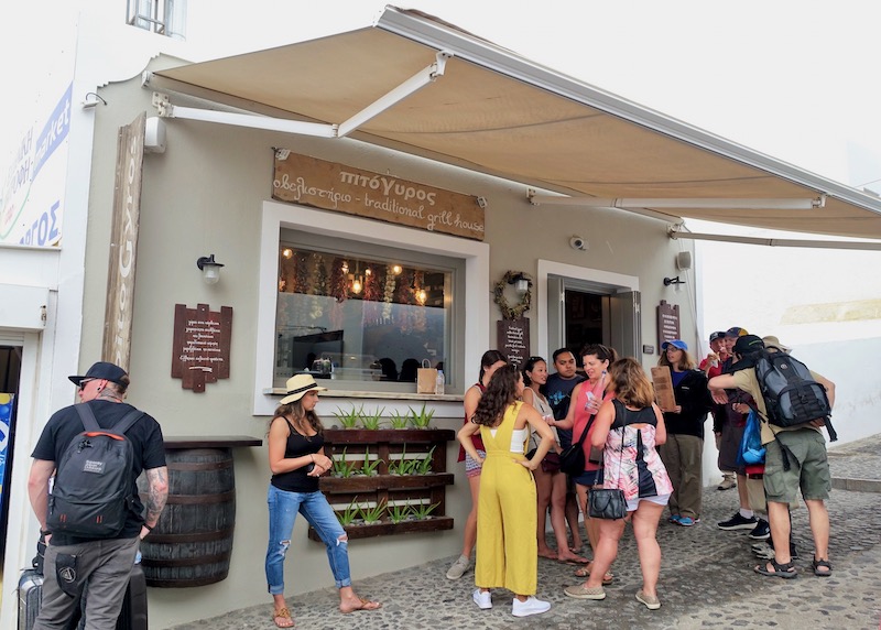 A crowd in front of Pitogyros, the best place for gyros in Oia