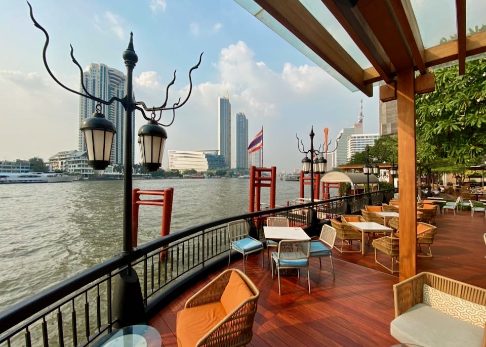 Bangkok luxury hotels on the river with view. 