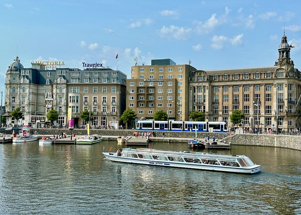 Best places to stay near Amsterdam train station.