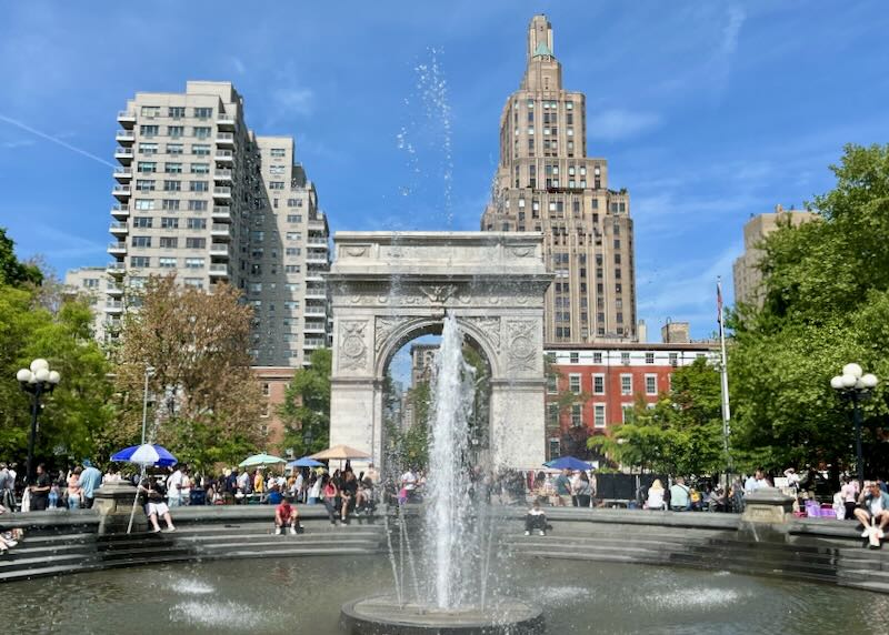 Fountain and arch in Washington Square Park in New York, with tall buildings in the background
