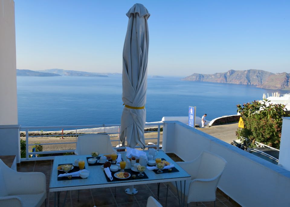 Hotel with free breakfast and view in Oia.