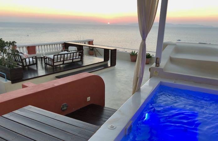 Villa for families and couples in Oia with sunset view.