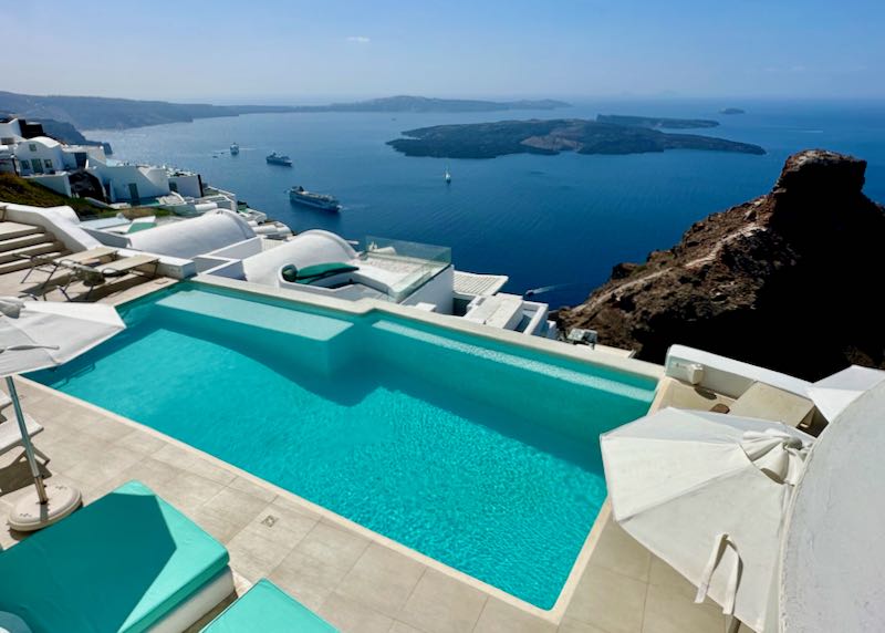 Hotel for families on Santorini caldera with pool.