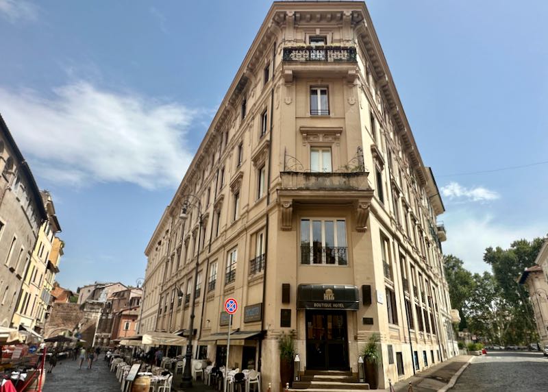 Good 3-star Rome hotel with central location.