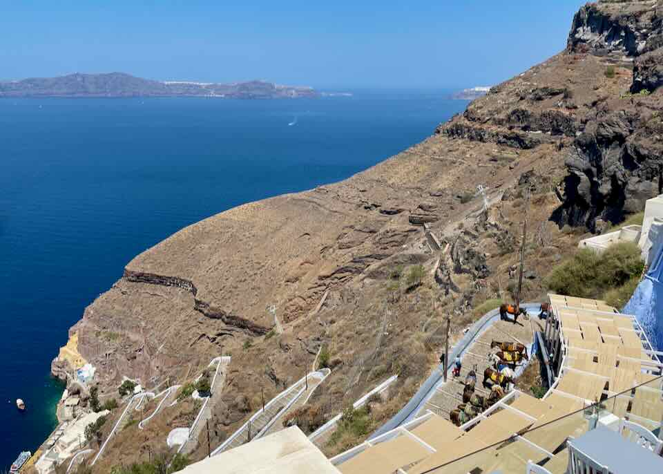 Path from cruise port to Fira.