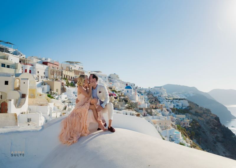 Santorini photographer for weddings, honeymoons, and proposals.