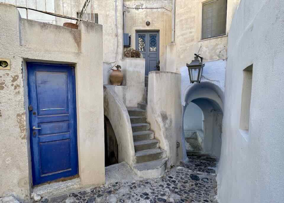 Narrow paths in Pyrgos.