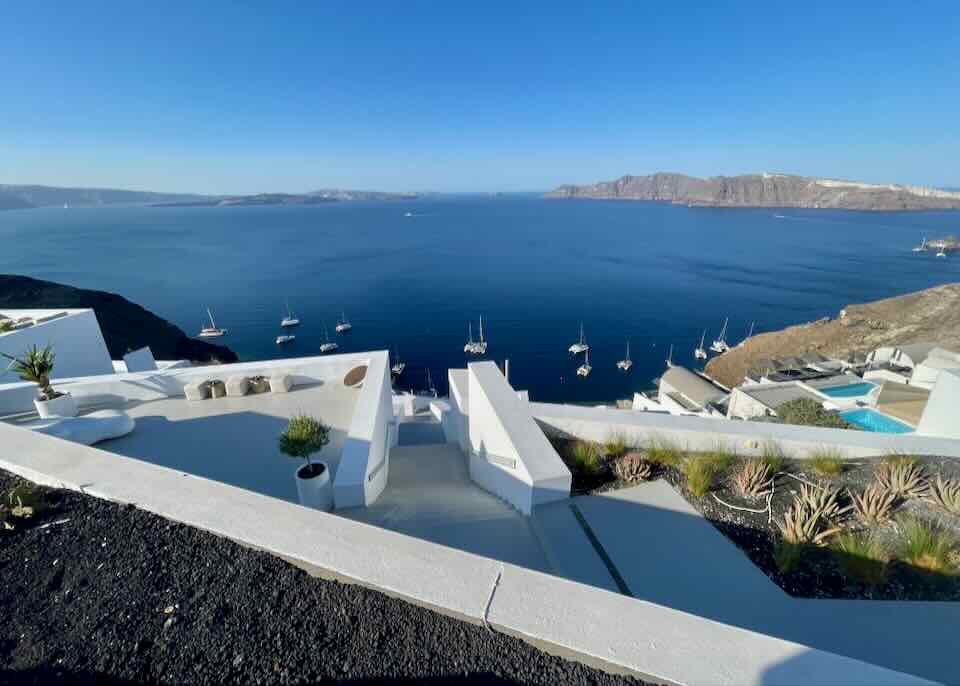 Hotel with caldera view in Oia.