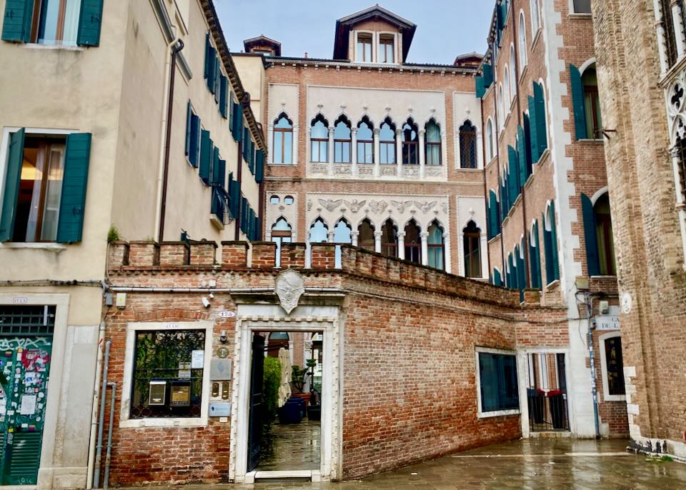 Hotel in Venice with Gothic arched stone windows