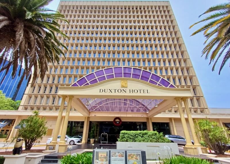 A tall hotel with windows.