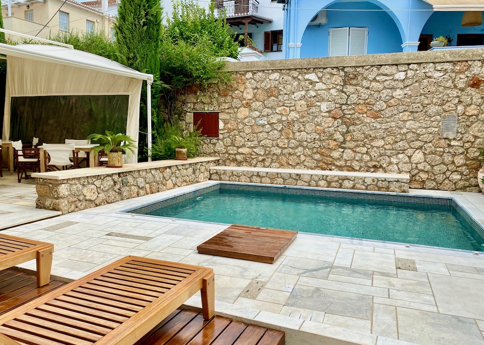 A small jetted pool and patio at Mare Monte hotel in Spetses.