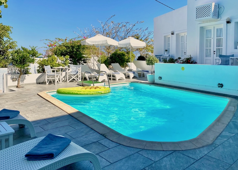 A small pool with an avocado-shaped pool float at Casa Bianca hotel in Imerovigli.