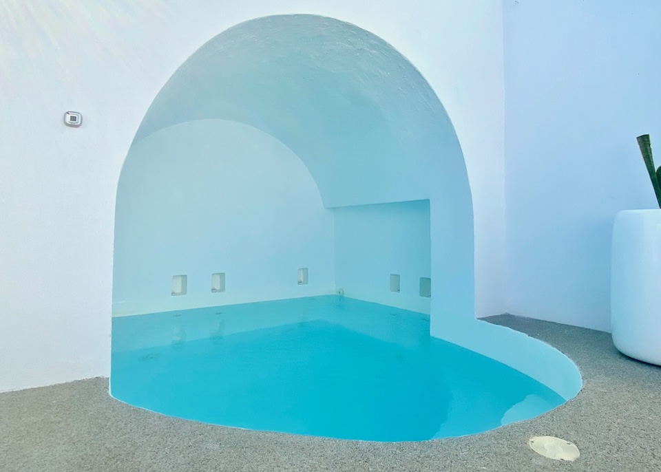 An outdoor, cave-style pool at Saint Hotel in Oia.