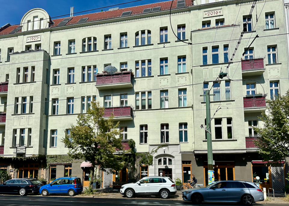 Well-kept traditional apartment in Berlin, with trees in front