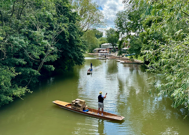 Views over the Cherwell River in Oxford, with boaters punting toward the boathouse.