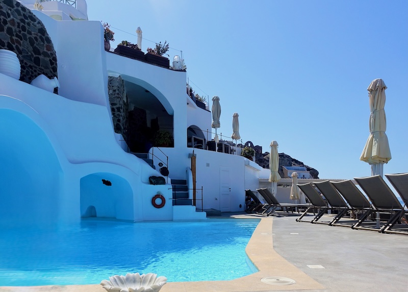 A cave pool with an attached cave jacuzzi on the sun terrace of Esperas hotel in Oia.
