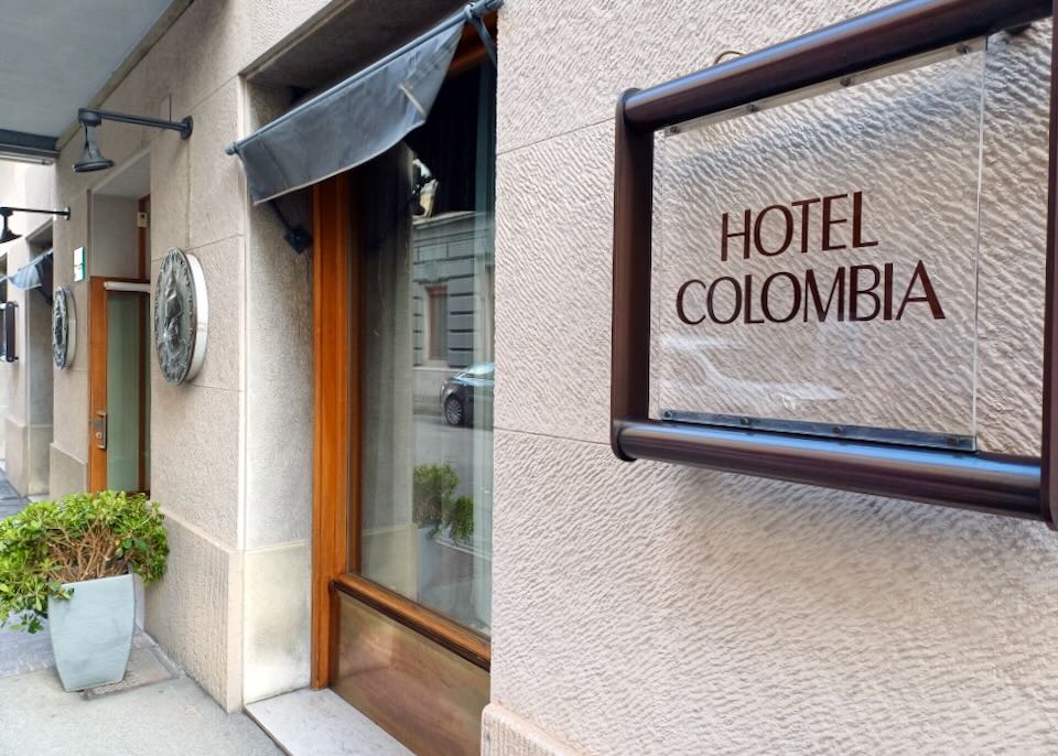 A sign reads, "Hotel Colombia"