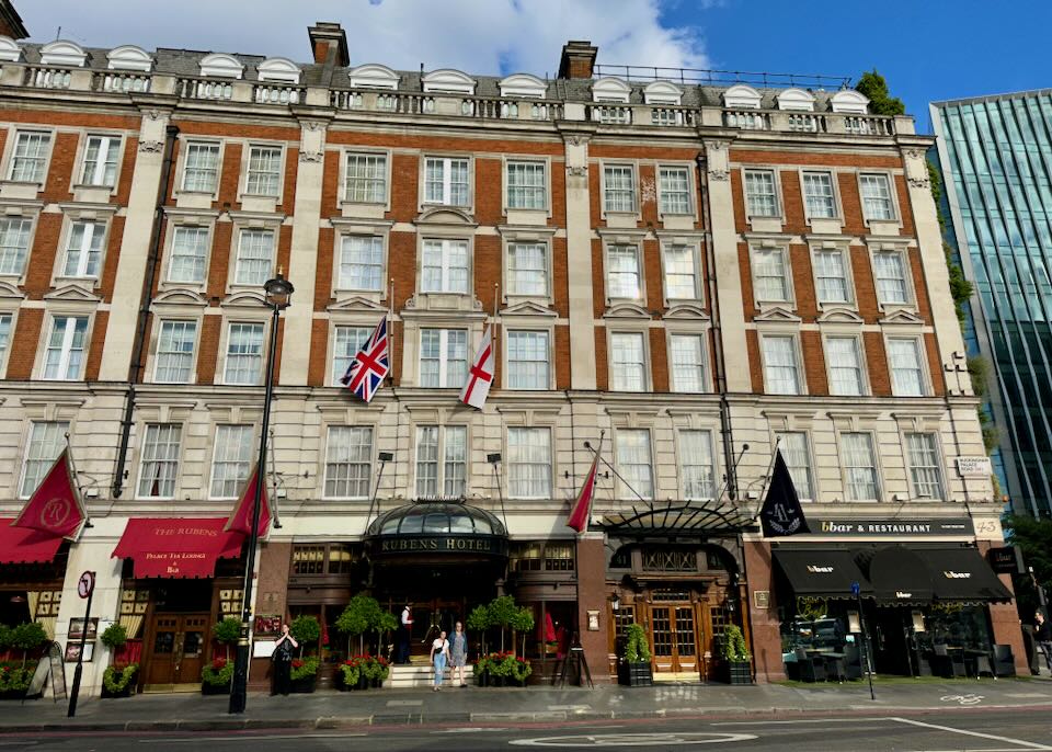 5-star hotels near Buckingham Palace.