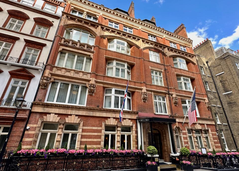 4-star hotel near Buckingham Palace.