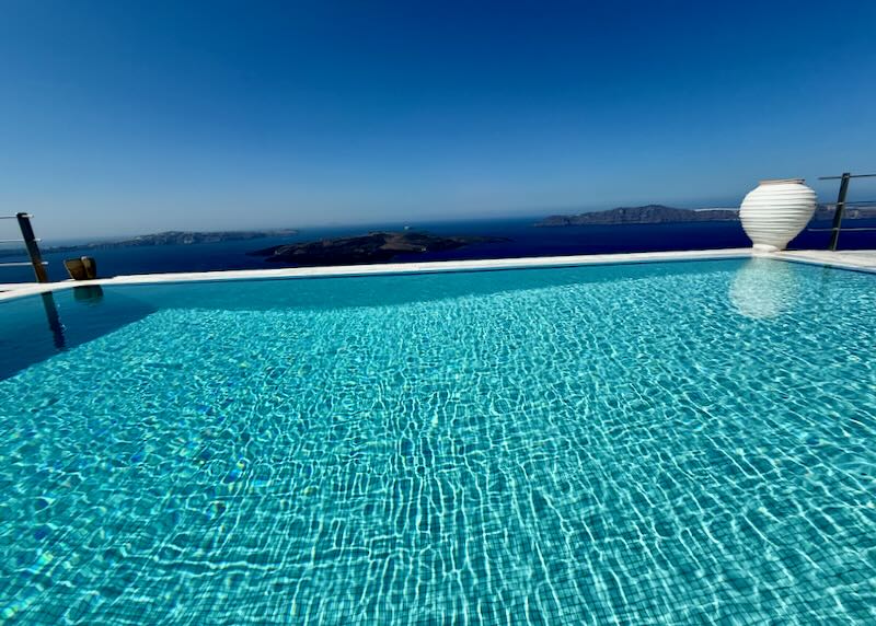 The infinity pool at Homeric Poems in Firostefani. 