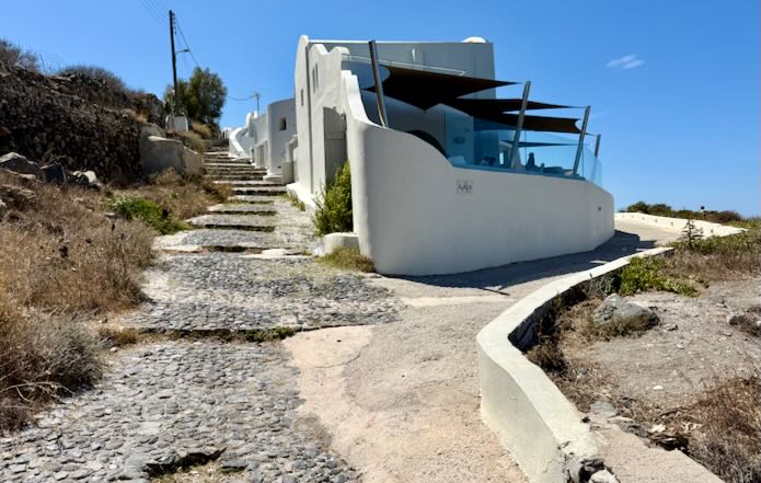 Turn off to Skaros Rock when walking from Oia.