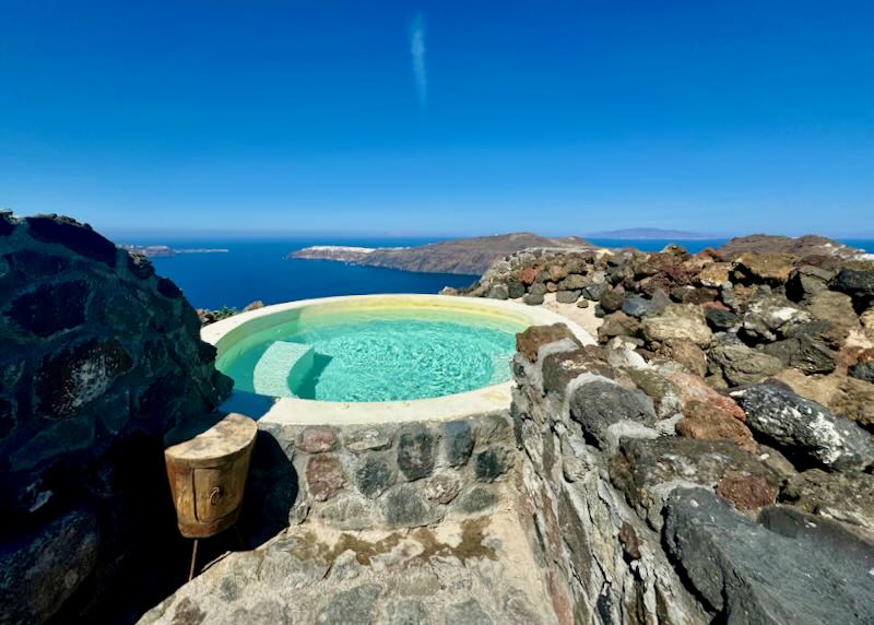 Hotel with caldera view in Santorini.