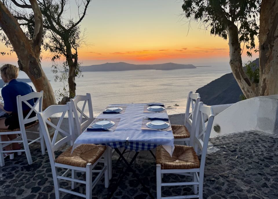 Romantic sunset restaurant in Fira/Firostefani.