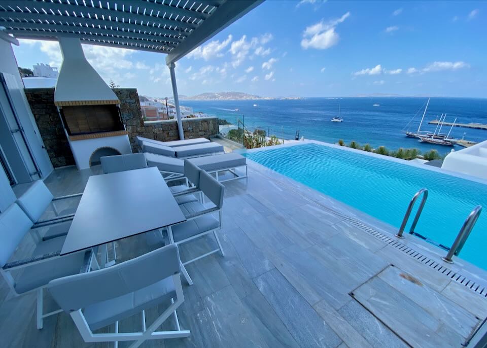 Hotel near Mykonos ferry port with private pool.