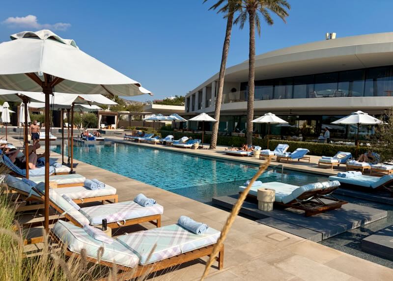 Hotel with large pool on the Athens Riviera.