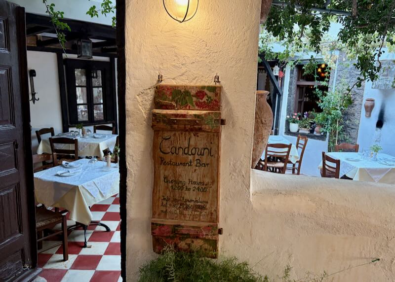 Traditional restaurant with live music in Oia.