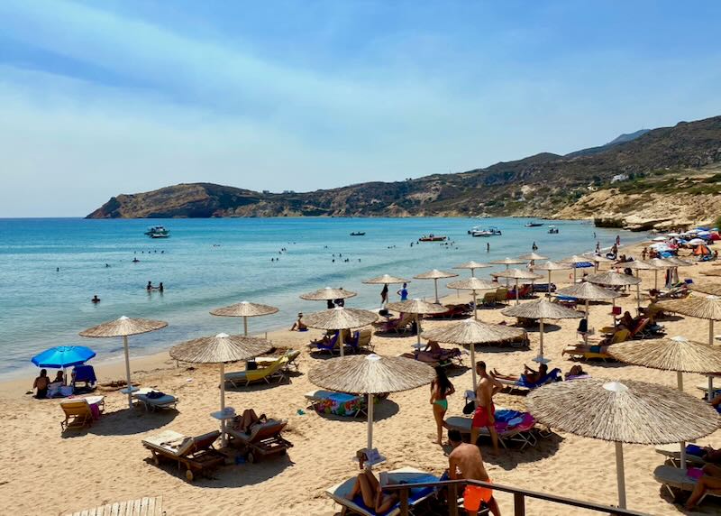 Beach hotel with family rooms in Milos.