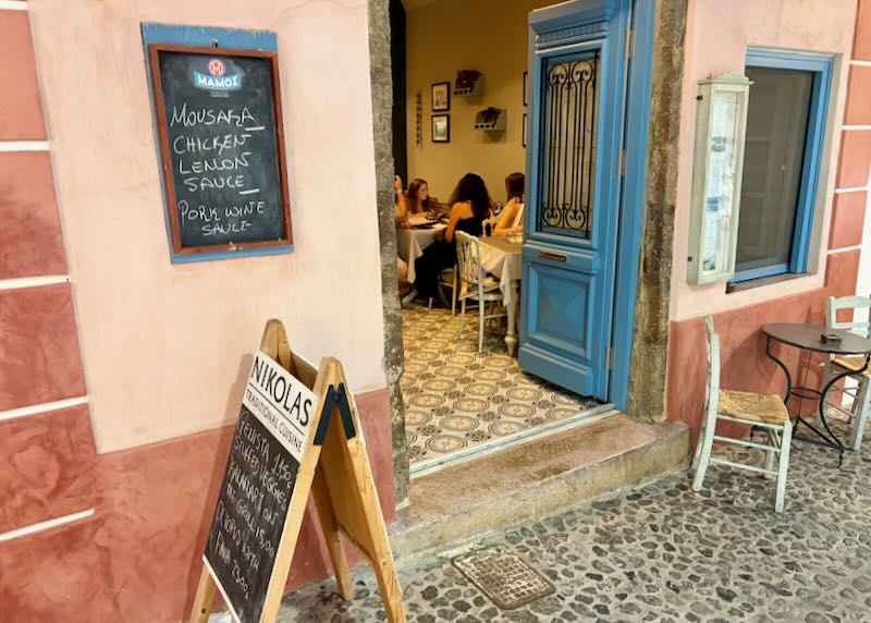 Traditional restaurant in Fira.